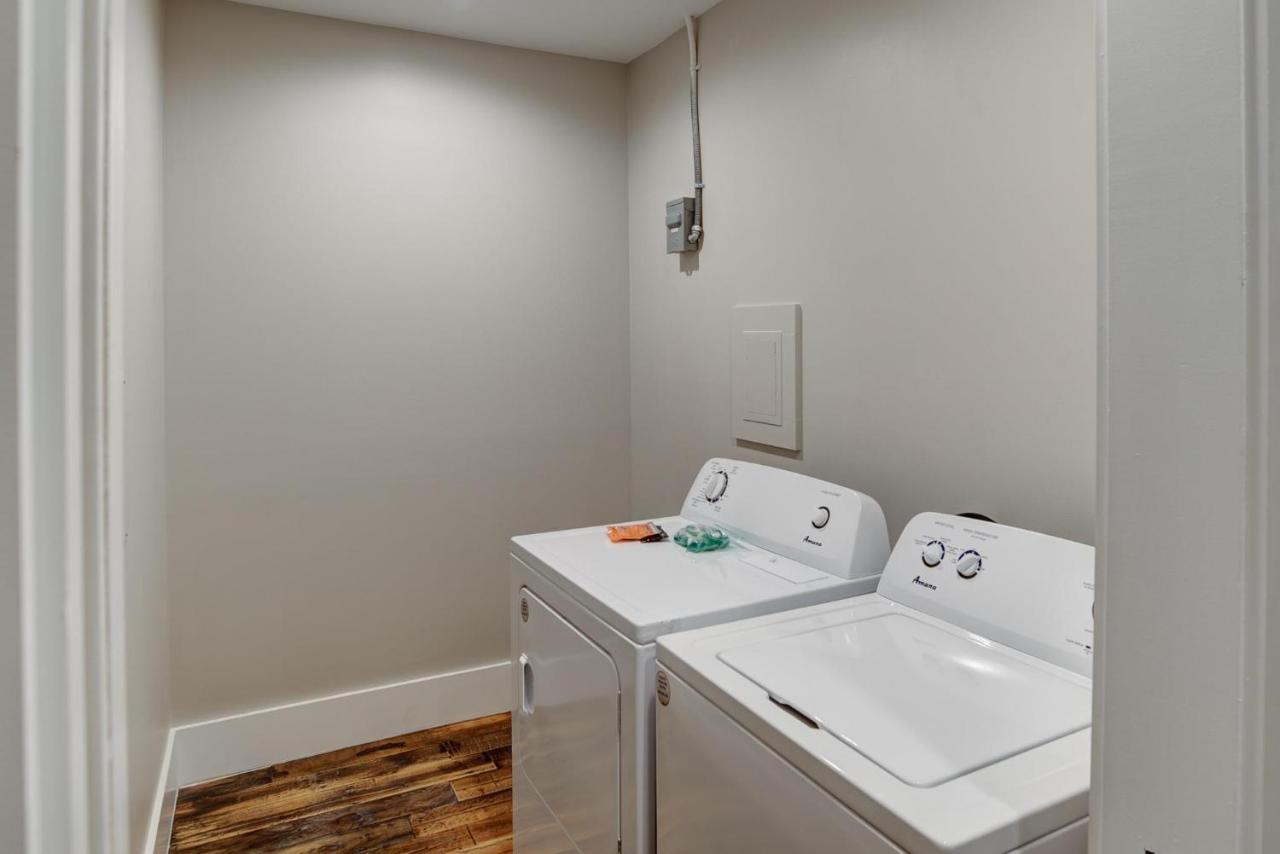 Large 3 Bedroom 3 And A Half Bath Downtown Holiday home *