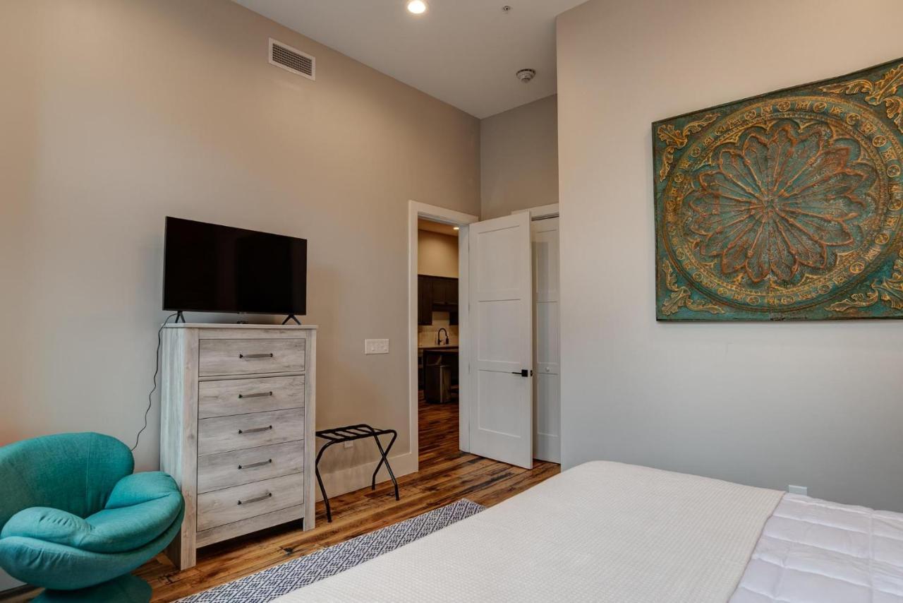 Large 3 Bedroom 3 And A Half Bath Downtown Holiday home *